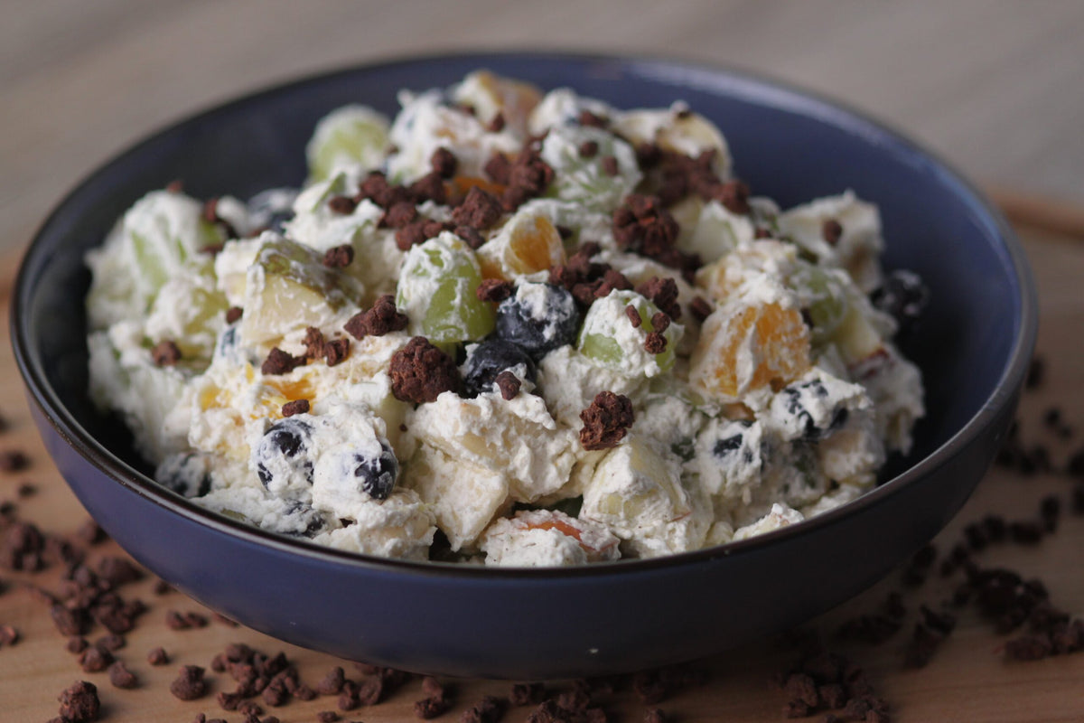Frugtsalat med cacao-nibs