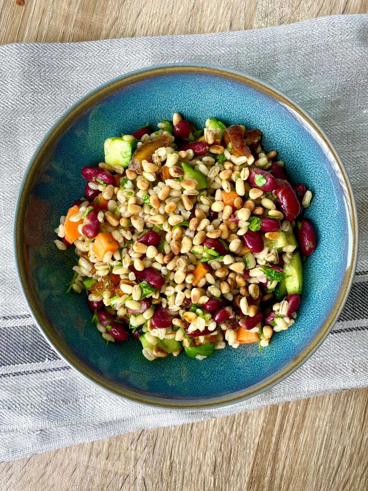 Enkel salat med perlebyg og kidneybønner