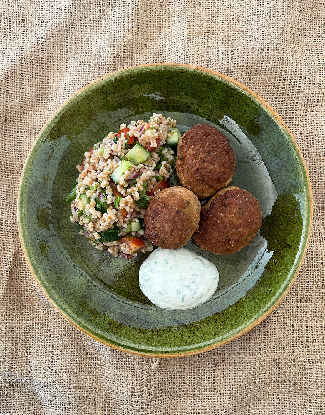 Perlespeltsalat med frikadeller og dressing