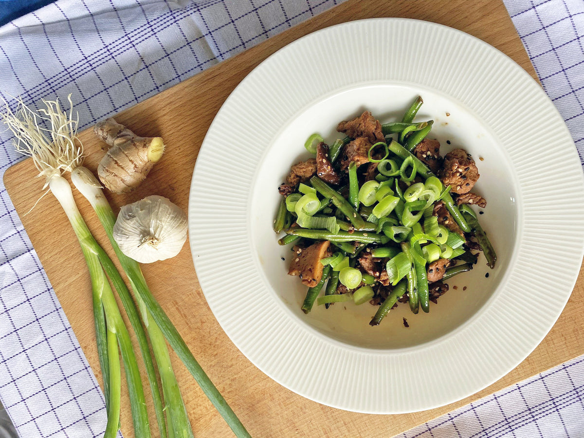 Seitan med grønne bønner og forårsløg