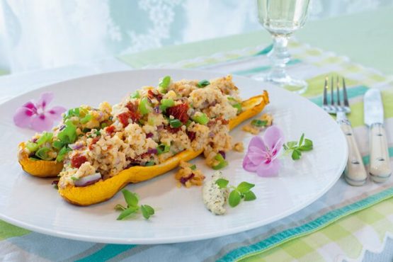 Squash med bulgur vendt i tomat og ramsløg
