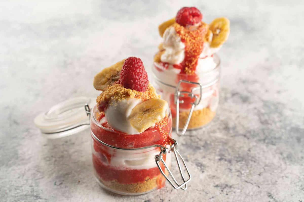 Vegansk is med banan crumble og jordbær