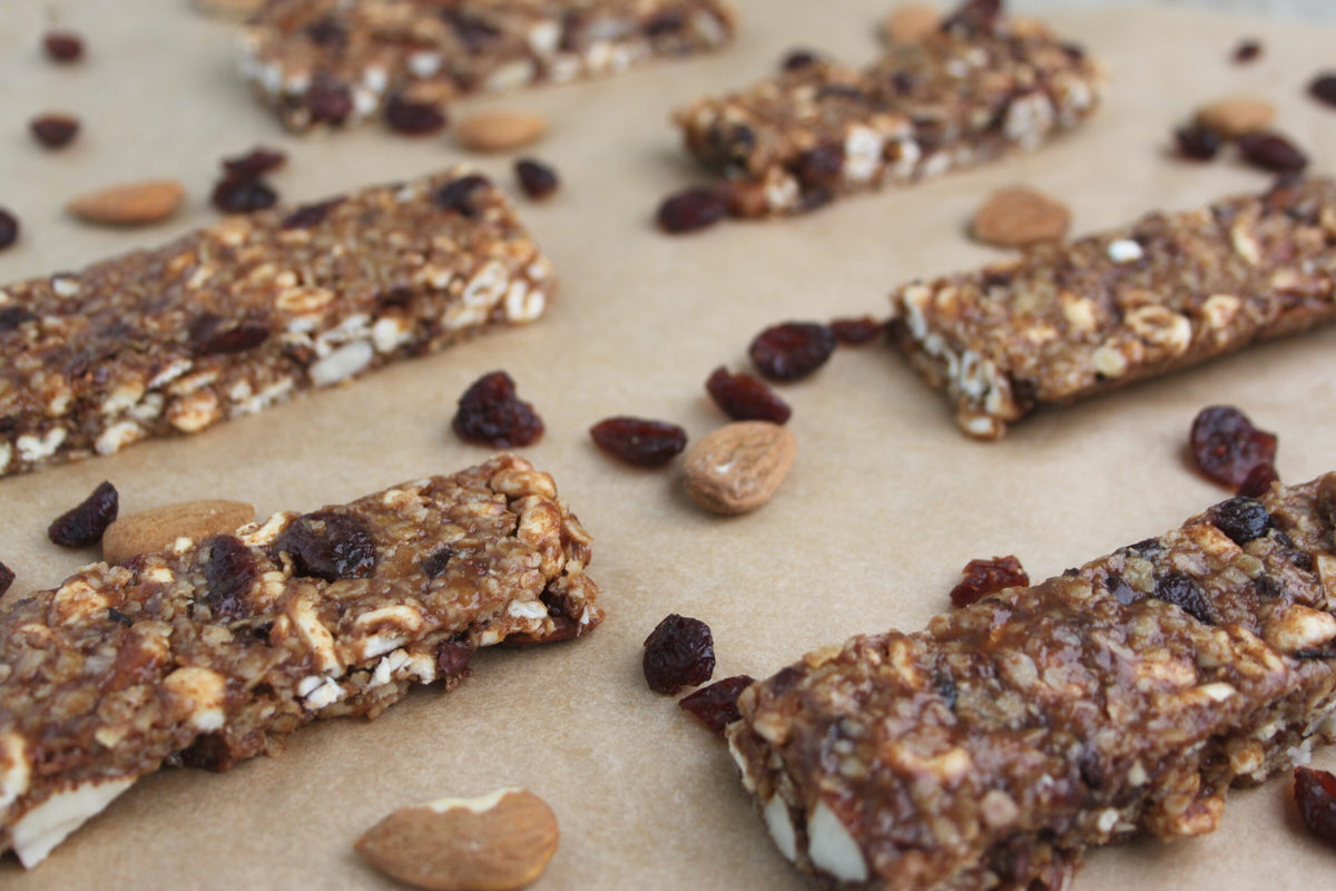 Granola bar med tranebær, mandler og kakaonibs