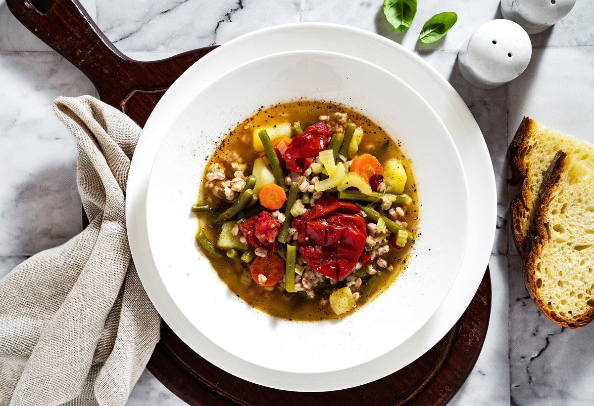 Italiensk minestrone suppe med perlebyg