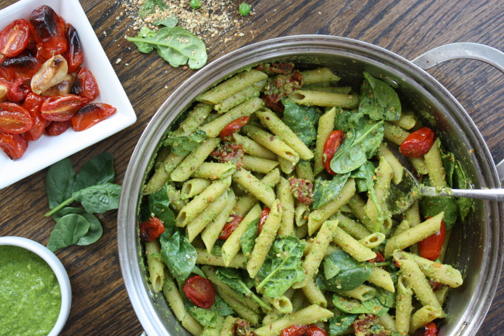 Pasta med pesto og cherrytomater
