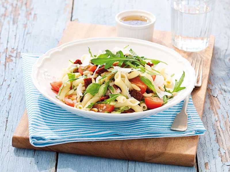 Middelhavs-inspireret pastasalat