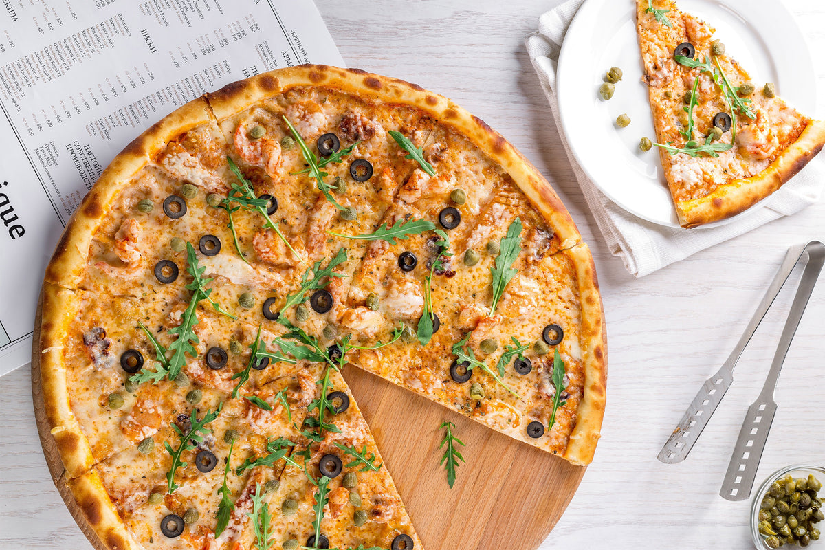 Pizza Napoletana med kapers og oliven