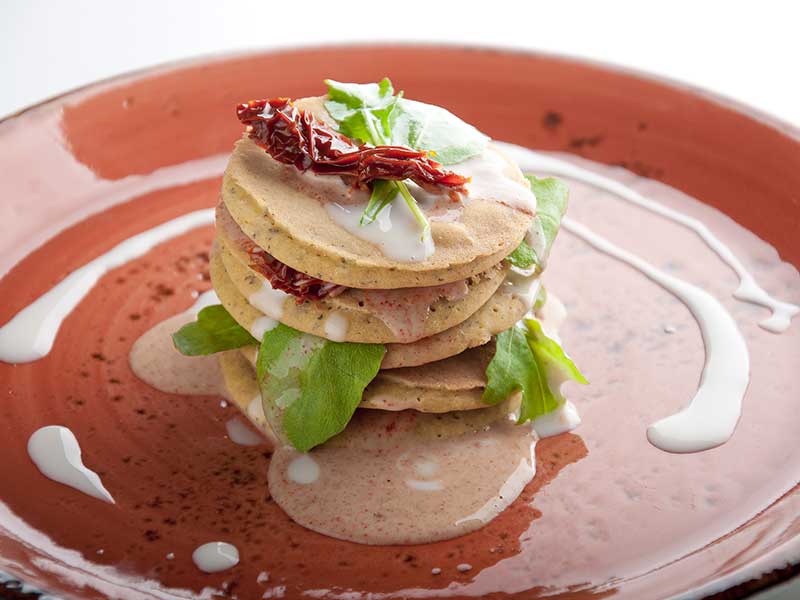 Salte pandekager med paprikasauce