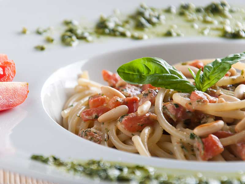 Spaghetti i tricolor sauce