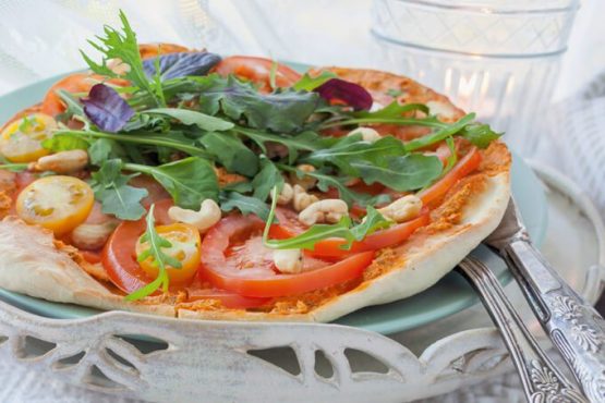 Vegetarisk flammkuche med kryddertomat og rucola