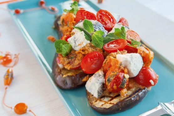 Aubergine bruschetta med basilikum og kryddertomat