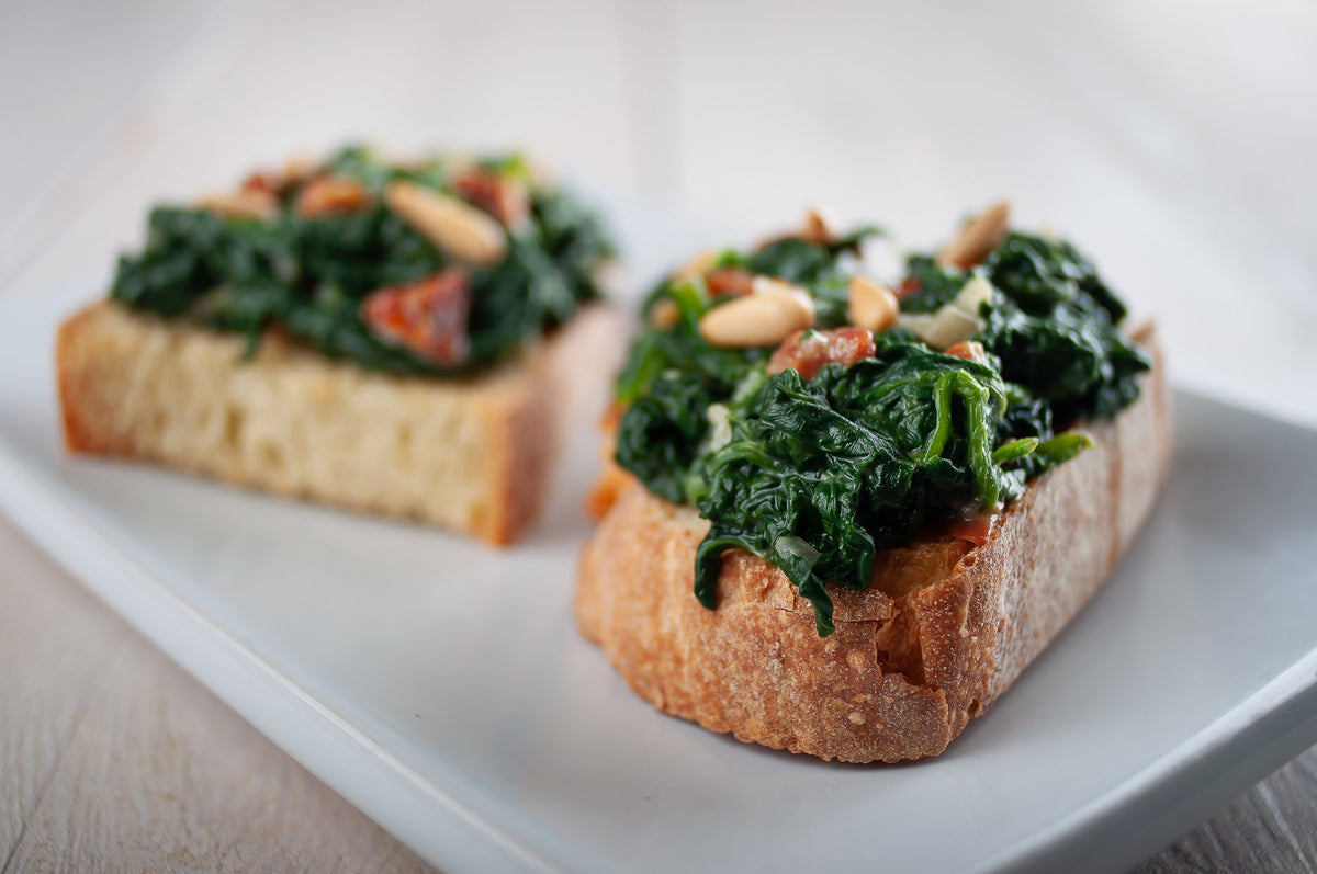 Bruschetta med soltørrede tomater og spinat