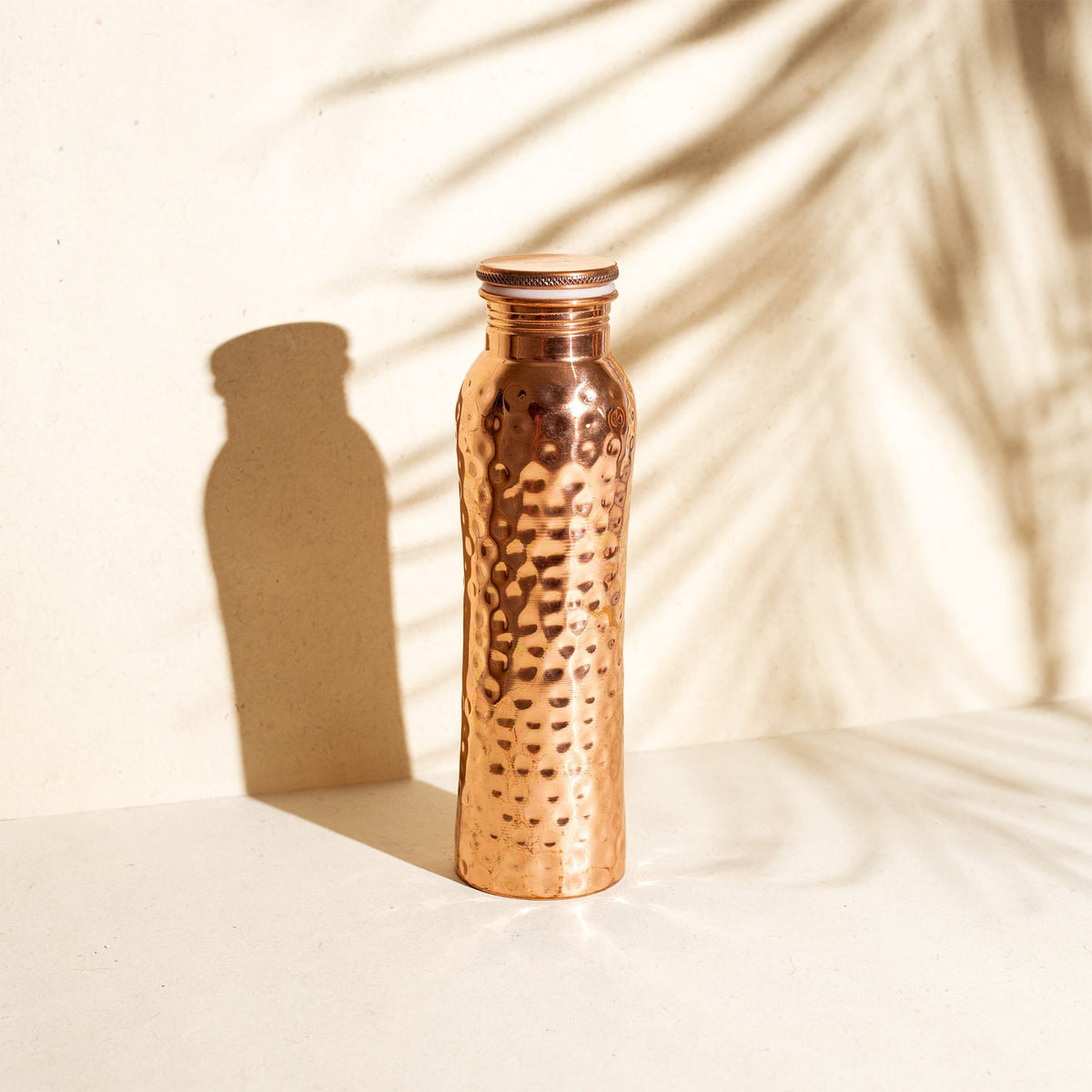 Curve Hammered kobberflaske 900ml fra Biogan