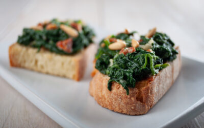 Bruschetta med soltørrede tomater og spinat