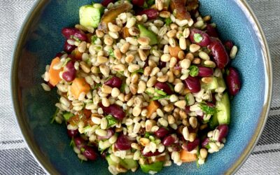 Enkel salat med perlebyg og kidneybønner
